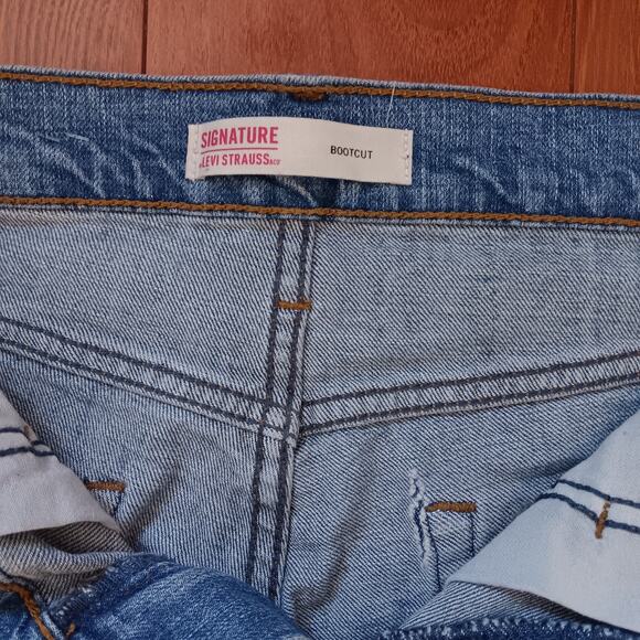 Levi Strauss Signature Jeans Blue Stretch Mid Rise Boot Cut Womens 28x30 Denim - Picture 3 of 10